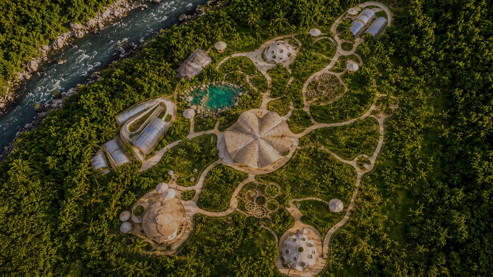 Vista aérea del campus Sholumar mostrando el recorrido completo entre el río y la selva